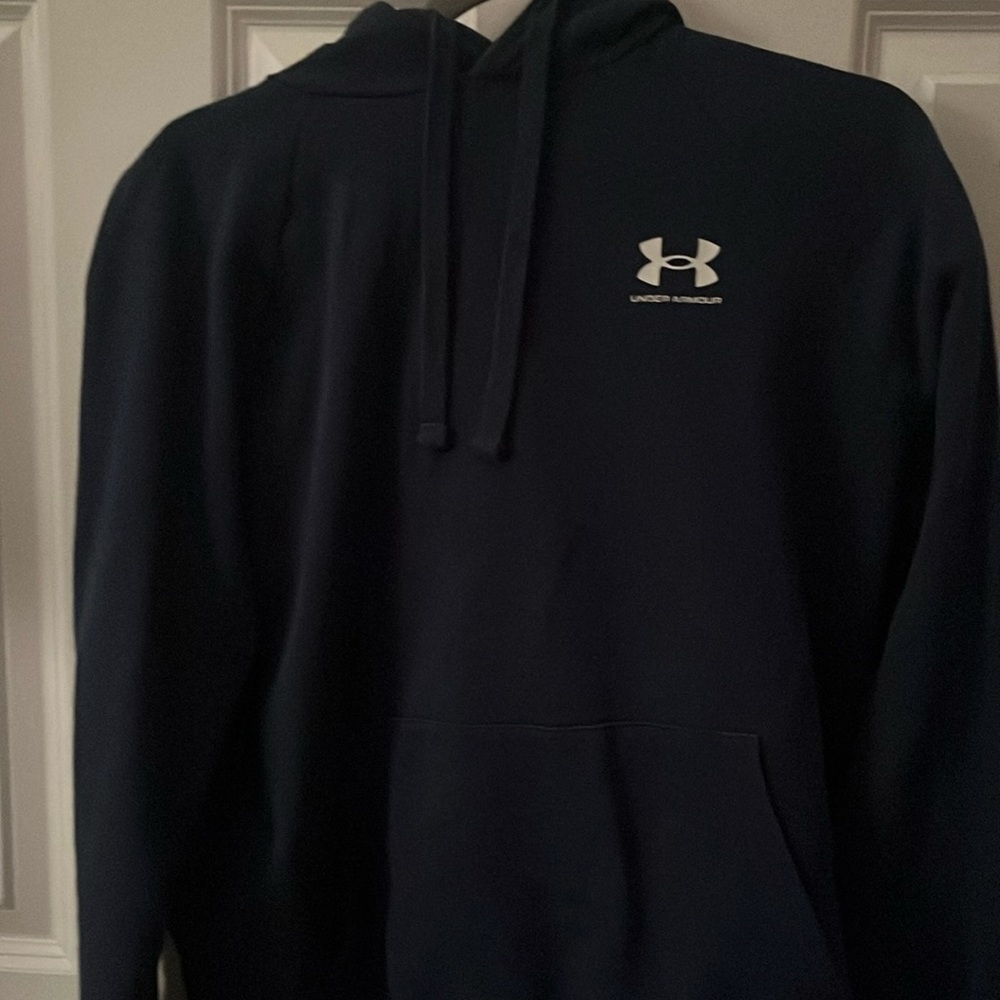 Navy blue under Armour sweatshirt